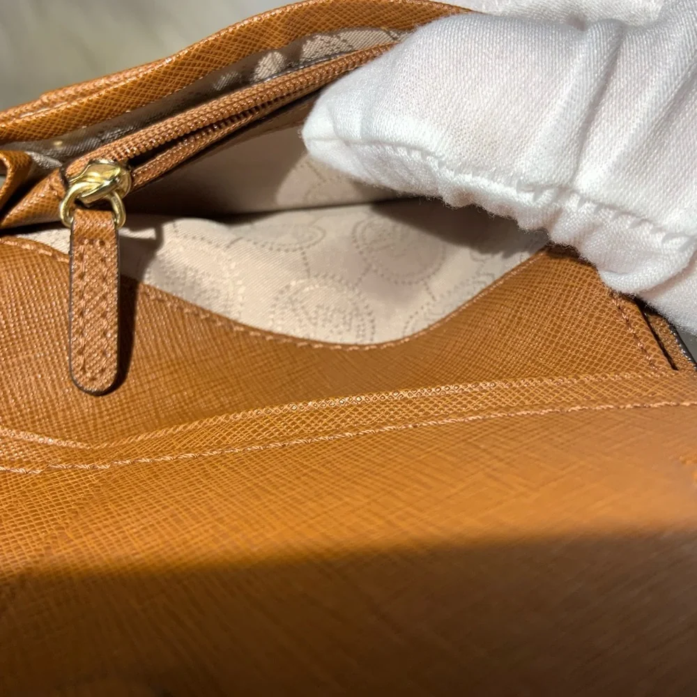 Michael Kors Authentic Pebbled Compact Wallet NWOT